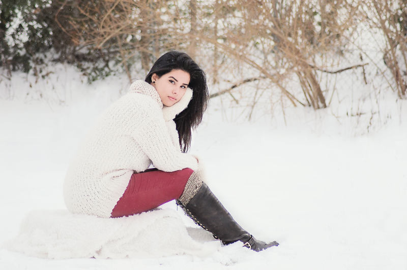 女人在冬季白色毛衣坐在附近的草丛中Woman In White Sweater Sitting Near Grass During Winter Season|冬天,冷,在户外,天气,女,女人,女孩,季节,时尚,毛衣,美,美丽的,雪,霜,风格-海量高质量免版权图片素材-设计师素材-摄影图片-mitapix-美塔图像