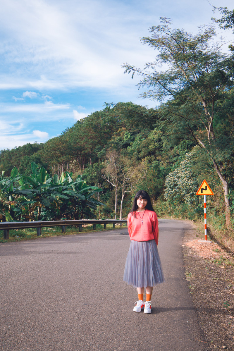 女人站在公路穿粉红色和灰色的衣服Womans Standing on Road Wearing Pink and Gray Dress|人,可爱的,可爱的女孩,在户外,女孩,山,拍的,指导,旅游,旅行,日光,景观,构成,标志,树,漂亮的,环境,穿,美,美丽的,街,路,路标-海量高质量免版权图片素材-设计师素材-摄影图片-mitapix-美塔图像