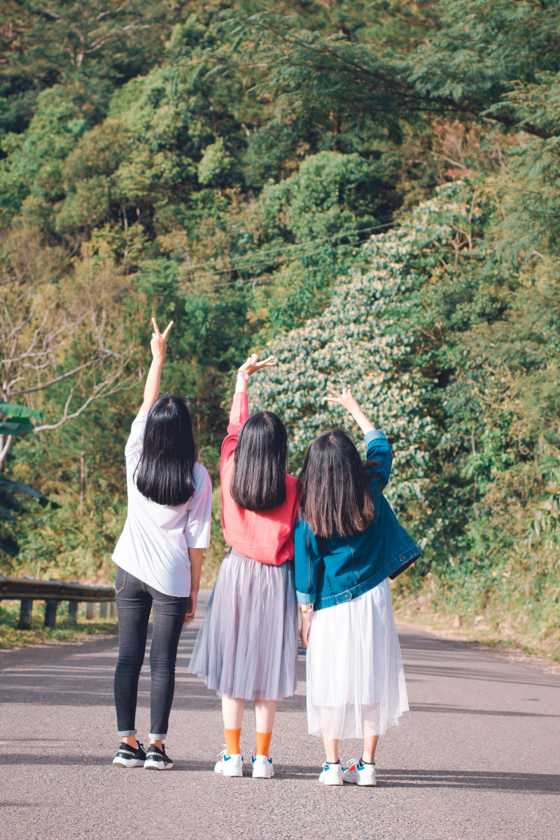 三个女人站在街附近的山Three Women Standing on Street Near Mountain|享受,人,友谊,可爱的,在一起,在户外,外,女孩,旅行,日光,景观,有趣的,朋友,树,生活方式,绿色,美,美丽的,街,路-海量高质量免版权图片素材-设计师素材-摄影图片-mitapix-美塔图像