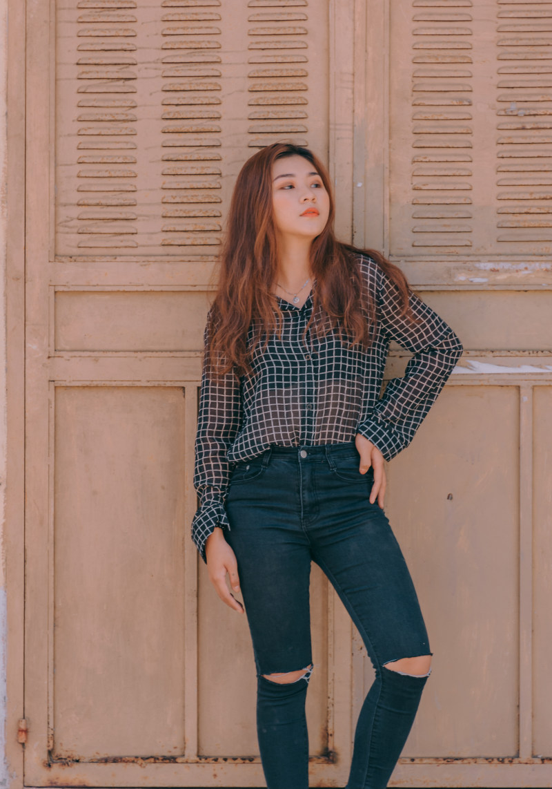 微笑着靠在墙上的女人抱着她的腰Smiling Woman Leaning on Wall While Holding Her Waist|Beautiful,beauty,denim,denim pants,eyes,face,Fashion,fashionable,female,girl,hair,lady,looking,pants,person,pose,pretty,sexy,wear,woman,Young,人,头发,女人,女士,女孩,女性,年轻,性感,时尚,构成,漂亮,牛仔布,牛仔裤,看,眼睛,穿,美丽,美容,脸,裤子-海量高质量免版权图片素材-设计师素材-摄影图片-mitapix-美塔图像