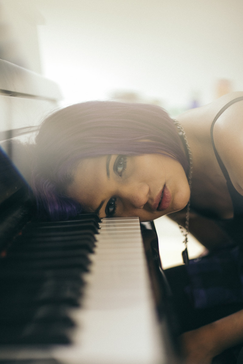 女人把头靠在钢琴键Woman Leaning Her Head on Piano Keys|Beautiful,beauty,face,facial expression,Fashion,female,girl,indoors,Light,model,person,photoshoot,piano,Portrait,pose,pretty,relaxation,style,woman,人,光,在室内,女子,女孩,女性,拍摄,放宽,时尚,构成,样式,模型,漂亮,美丽,美容,肖像,脸,钢琴,面部表情-海量高质量免版权图片素材-设计师素材-摄影图片-mitapix-美塔图像