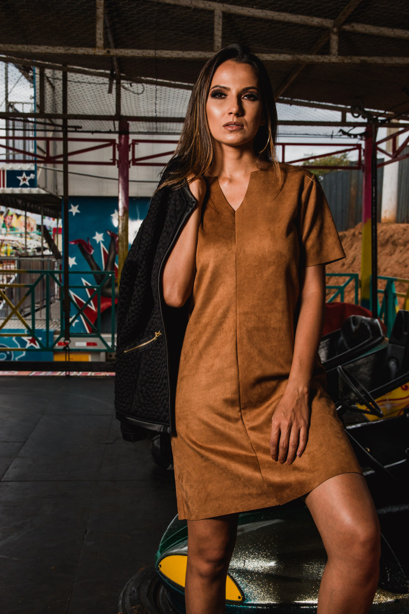 棕色迷你连衣裙持黑夹克的女人的照片Photo Of Woman In Brown Mini Dress Holding Black Jacket|Beautiful,beauty,Fashion,person,style,wear,woman,人,女人,时尚,穿,美丽,风格-海量高质量免版权图片素材-设计师素材-摄影图片-mitapix-美塔图像