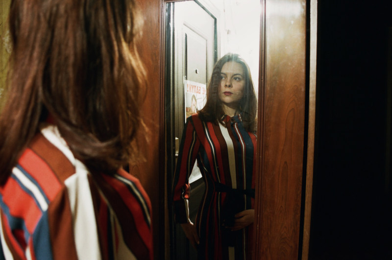 女人站在镜子前内阁Woman Standing In Front Of Cabinet Mirror|人,女,女人,时尚,漂亮的,穿,美,美丽的-海量高质量免版权图片素材-设计师素材-摄影图片-mitapix-美塔图像