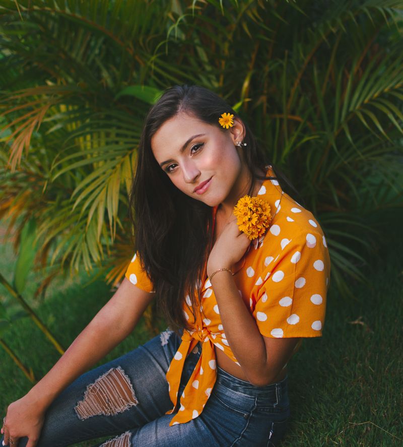 女人抱着黄色花瓣花Woman Holding Yellow Petaled Flower|Beautiful,beauty,Fashion,model,person,Portrait,pretty,style,wear,woman,人,女人,时尚,模型,漂亮,穿,美丽,肖像,风格-海量高质量免版权图片素材-设计师素材-摄影图片-mitapix-美塔图像