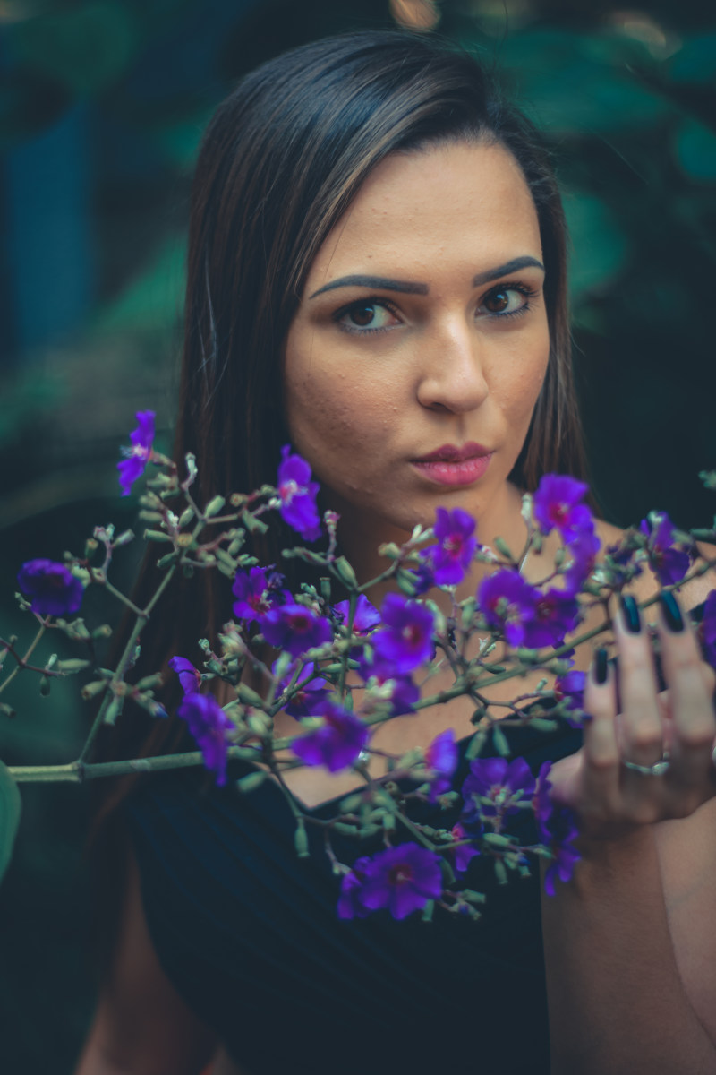 紫色花朵后面的女人的选择性焦点摄影Selective Focus Photography Of Woman Behind Purple Flowers|Beautiful,beauty,Flowers,person,Portrait,woman,人,女人,美丽,肖像,鲜花-海量高质量免版权图片素材-设计师素材-摄影图片-mitapix-美塔图像