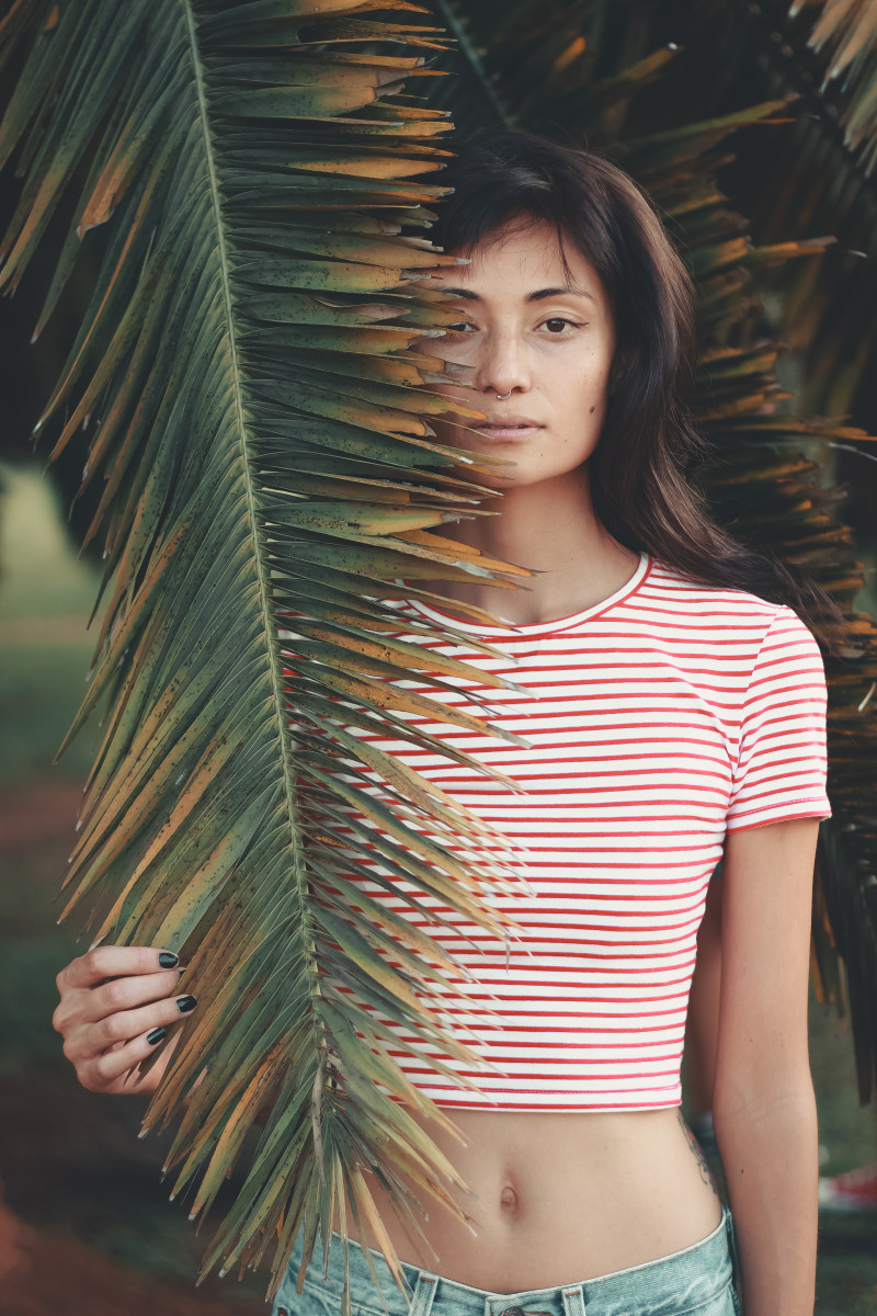 女人抱着绿叶Woman Holding Green Leaf|Beautiful,beauty,leaf,person,plant,wear,woman,人,叶,女人,植物,穿,美丽-海量高质量免版权图片素材-设计师素材-摄影图片-mitapix-美塔图像