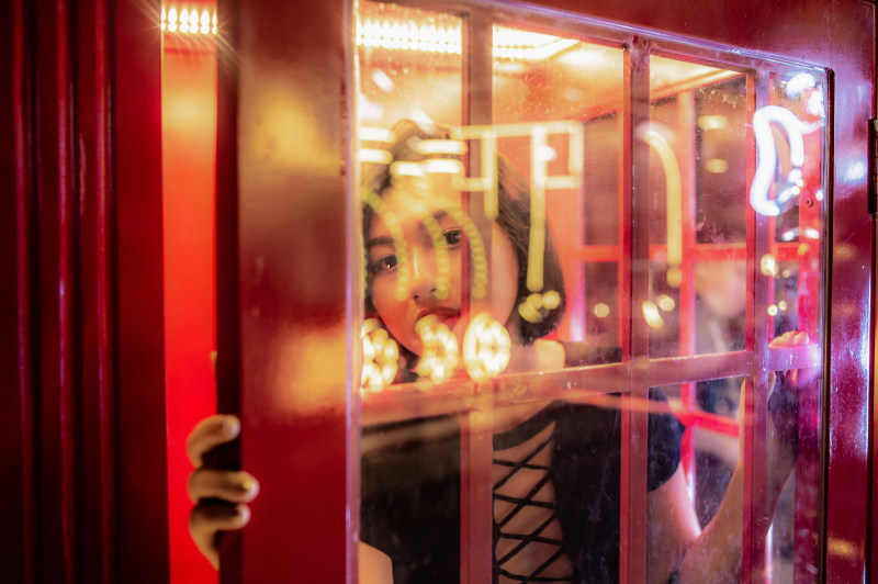 女人在一个电话亭Woman Inside A Phone Booth|女人,电话亭,美,美丽的-海量高质量免版权图片素材-设计师素材-摄影图片-mitapix-美塔图像