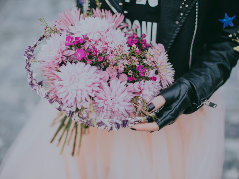 人在黑色皮夹克束粉红色和红色的花Person in Black Leather Jacket Pink and Red Flower Bouquet|Beautiful,black leather jacket,Bloom,Blooming,Blossom,bouquet,bridal,bride,Celebration,ceremony,color,Flora,flower arrangement,Flowers,girl,Hand,leather jacket,Petals,pink flowers,wedding,woman,仪式,女人,女孩,婚礼,庆祝活动,手,插花,新娘,梅花,植物区系,水华,皮夹克,盛开,粉红色的花朵,美丽,花束,花瓣,颜色,鲜花,黑色皮夹克-海量高质量免版权图片素材-设计师素材-摄影图片-mitapix-美塔图像