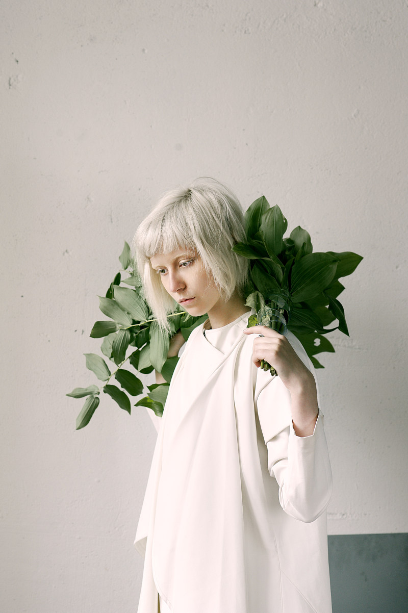 摄影的一个女人拿着绿叶Photography of a Woman Holding Green Leaves|Beautiful,blond,blonde,Cute,dress,Fashion,female,girl,hair,Hand,holding,lady,Leaves,model,person,photoshoot,wear,woman,Young,人,可爱,叶子,头发,女子,女孩,女性,年轻,手,拍摄,控股,时尚,模型,磨损,美丽,连衣裙,那位女士,金发,金发女郎-海量高质量免版权图片素材-设计师素材-摄影图片-mitapix-美塔图像