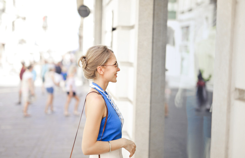 站立在商店前面的妇女Woman Standing in Front of the Store|Beautiful,blond hair,blurred background,Business,casual,Daylight,eyewear,Fashion,girl,glass,Happy,outdoors,People,pretty,shop,smiling,store,Street,summer,sunglasses,wear,White,window,woman,Young,事务,人们,俏丽,偶然,商店,夏天,太阳镜,女孩,妇女,年轻,微笑,愉快,户外,时尚,玻璃,白天,白色,穿,美丽,街道,被弄脏的背景,视窗,金发-海量高质量免版权图片素材-设计师素材-摄影图片-mitapix-美塔图像