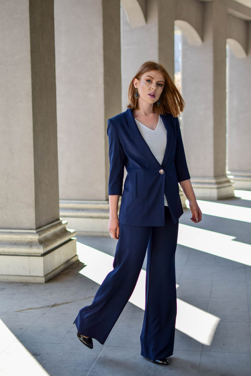 女人站在柱子穿着蓝白相间的衣服Woman Standing Near Pillar Wearing Blue and White Outfit|信心,在室内,外套,女人,女孩,建筑,日光,时尚,模型,穿,美丽的,金色的头发,面部表情-海量高质量免版权图片素材-设计师素材-摄影图片-mitapix-美塔图像