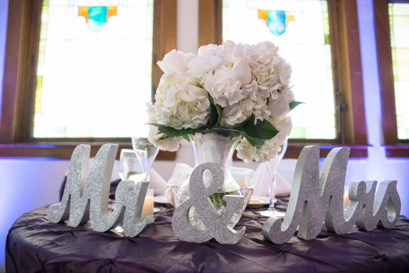 先生。Mr. & Mrs. Freestanding Letters Near Flower Arrangement|优雅的,内部,在室内,奢侈品,婚姻,婚礼,室内设计,家具,家庭,庆祝活动,当代,房间,接待,插花,桌布,植物区系,浪漫,爱,玻璃,白色的,盛开的,窗口,精致的,美丽的,花,花束,花瓶,蜡烛,表,装饰,设计,酒杯-海量高质量免版权图片素材-设计师素材-摄影图片-mitapix-美塔图像