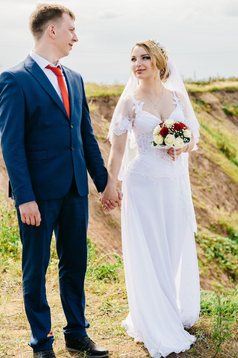 两个男人和女人,握手,盯着对方,站在悬崖Two Man and Woman Staring and Holding Hands at Each Other While Standing on Cliff|人,优雅的,发型,在一起,在户外,外套,夫妇,女人,女孩,婚姻,婚礼,婚礼花束,婚纱,开花,手牵着手,新娘,新娘和新郎,新郎,时尚,浪漫,浪漫的,爱,男人,白天,白色的裙子,穿,美丽的,花,花束,衣服,订婚,面纱,领带-海量高质量免版权图片素材-设计师素材-摄影图片-mitapix-美塔图像