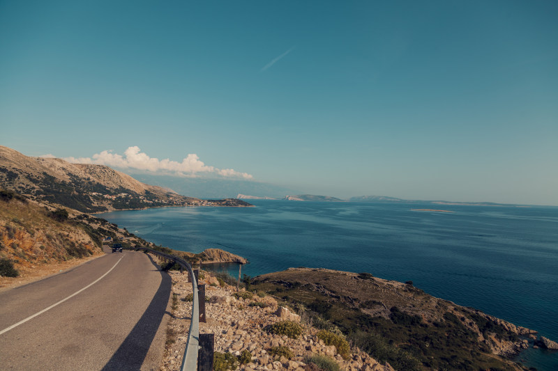 平静水体附近的空旷道路|夏天,天空,山脉,户外,水,水体,海岸,海岸线,海景,海洋,海滨,美丽的,自然,蔚蓝的天空,道路,风景-海量高质量免版权图片素材-设计师素材-摄影图片-mitapix-美塔图像