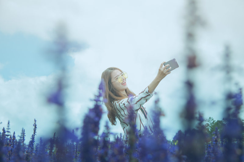 在白天薰衣草花场拍照的黑色和白色衬衫的女人Woman in Black and White Dress Shirt Taking Photo on Lavender Flower Field at Daytime|Beautiful,Blur,blurred background,cell phone,closeup,countryside,Daylight,Fashion,female,Flowers,Focus,girl,Happy,lady,landscape,outdoors,person,pretty,smiling,taking photo,wear,woman,Young,人,农村,夏时制,女人,女士,女孩,女性,年轻,微笑,快乐,户外,手机,拍照,时尚,景观,模糊,模糊背景,漂亮,焦点,特写,穿,美丽,鲜花-海量高质量免版权图片素材-设计师素材-摄影图片-mitapix-美塔图像