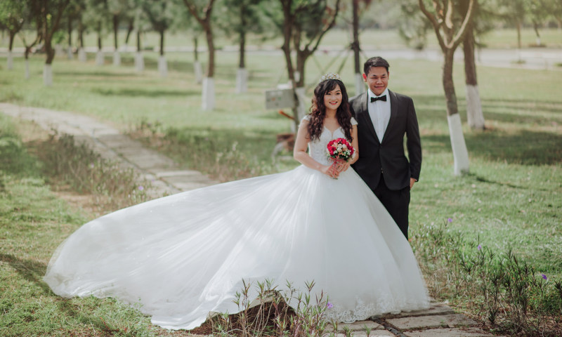 新娘和新郎在公园的照片Bride and Groom Photo on Park|人,在户外,夫妇,女人,女孩,婚姻,婚礼,婚纱,年轻的,快乐,手,新娘,新郎,时尚,树,植物,爱,男人,礼服,美丽的,花,花束,花边,草,衣服,西装,订婚,通路,领结-海量高质量免版权图片素材-设计师素材-摄影图片-mitapix-美塔图像