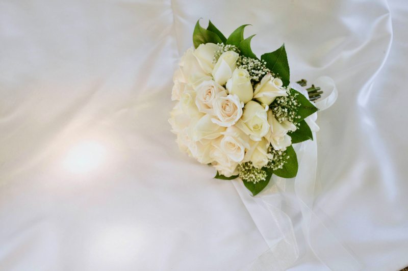 束White-petaled花白色表面上Bouquet of White-petaled Flowers on White Surface-仪式,优雅的,庆祝活动,插花,新娘,玫瑰,白玫瑰,美丽的,花,花束,装饰-海量高质量免版权图片素材-设计师素材-摄影图片-mitapix-美塔图像