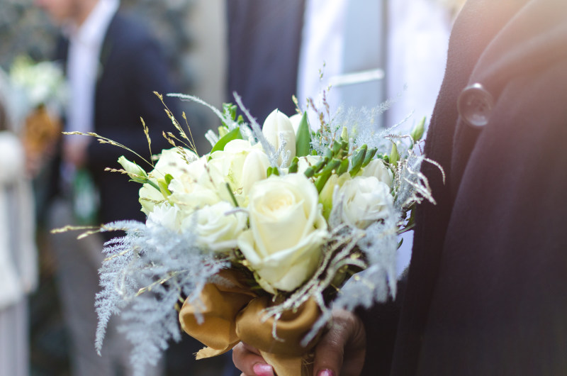 人持有束白玫瑰Person Holding Bouquet of White Roses|丈夫,人,仪式,在户外,婚姻,婚礼,庆祝活动,手,持有,新郎,浪漫,浪漫的,爱,特写镜头,玫瑰,男人,男性,白色的,结婚了,美丽的,花,花束,西装,订婚-海量高质量免版权图片素材-设计师素材-摄影图片-mitapix-美塔图像