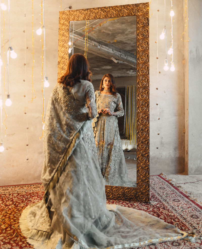 站立在镜子前面的银色礼服的妇女Woman In Silver Dress Standing In Front Of Mirror|Beautiful,bride,Fashion,mirror,pakistan,person,Reflection,wear,wedding,woman,人,反射,妇女,婚礼,巴基斯坦,新娘,时尚,穿戴,美丽,镜子-海量高质量免版权图片素材-设计师素材-摄影图片-mitapix-美塔图像