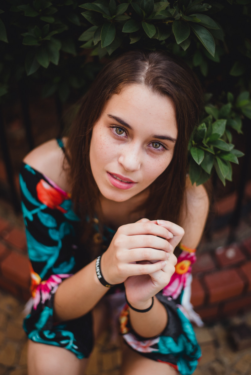 微笑的女人坐在绿色植物旁边Smiling Woman Sitting Beside Green Plants|Beautiful,casual,closeup,Cute,eyes,face,facial expression,looking,pose,pretty,woman,休闲,可爱,女人,姿势,漂亮,特写,看,眼睛,美丽,脸,面部表情-海量高质量免版权图片素材-设计师素材-摄影图片-mitapix-美塔图像