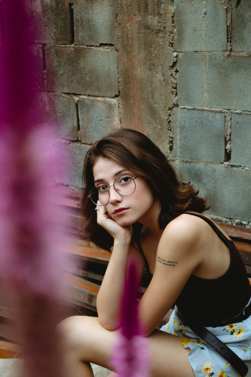 女人坐在墙前的椅子上Woman Sitting on Chair in Front of Wall|Beautiful,casual,Cute,eyewear,face,facial expression,Fashion,female,girl,looking,model,person,photoshoot,Portrait,pose,pretty,Purple,sexy,Street,style,wear,woman,人,休闲,可爱,女人,女孩,女性,姿势,性感,拍摄,时尚,模型,漂亮,看,眼镜,穿,紫色,美丽,肖像,脸,街,面部表情,风格-海量高质量免版权图片素材-设计师素材-摄影图片-mitapix-美塔图像