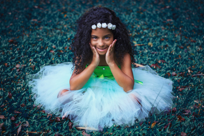 女孩抚摸她脸颊坐在草地上Girl Touching Her Cheeks Sitting on Grass|Beautiful,Child,curly hair,Cute,dancer,dress,Fashion,female,fun,girl,Grass,happiness,Happy,model,outdoors,photoshoot,Portrait,pretty,SIT,sitting,Smile,smiling,wear,woman,Young,乐趣,儿童,卷发,可爱,坐,女子,女孩,女性,年轻,幸福,微笑,快乐,户外,拍摄,时尚,服饰,模型,漂亮,磨损,美丽,肖像,舞者,草-海量高质量免版权图片素材-设计师素材-摄影图片-mitapix-美塔图像