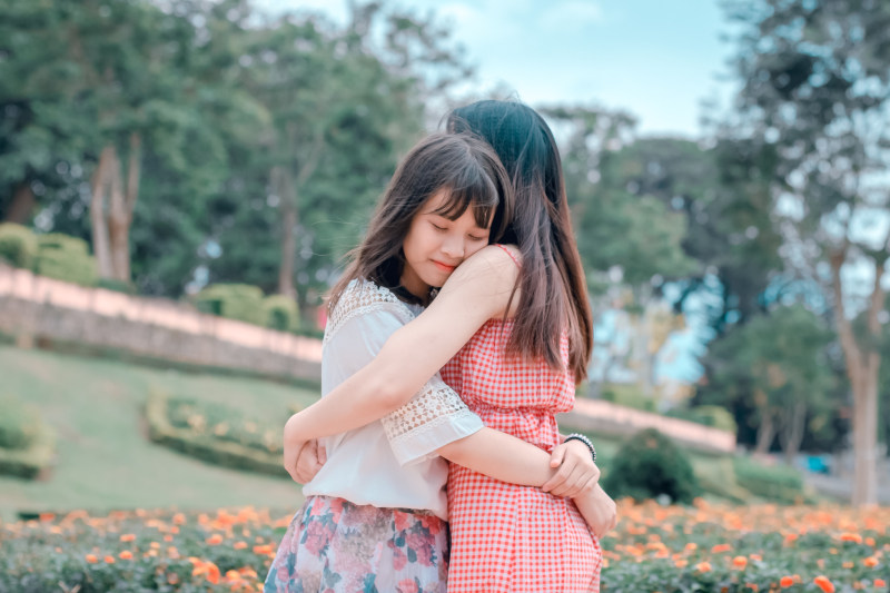 两位女性拥抱的真实写照|人,公园,可爱,女人,女儿,女孩,孩子,年轻人,户外,拥抱,树,母亲,白天,美丽,衣服,面部表情-海量高质量免版权图片素材-设计师素材-摄影图片-mitapix-美塔图像