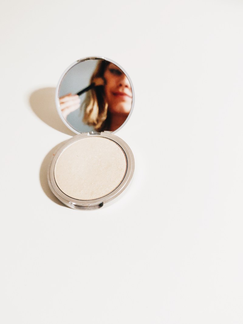 白色表面上的粉末Pressed Powder On White Surface|Beautiful,cosmetics,make-up,makeup,mirror,person,Reflection,人,化妆,化妆品,反射,美丽,镜子-海量高质量免版权图片素材-设计师素材-摄影图片-mitapix-美塔图像