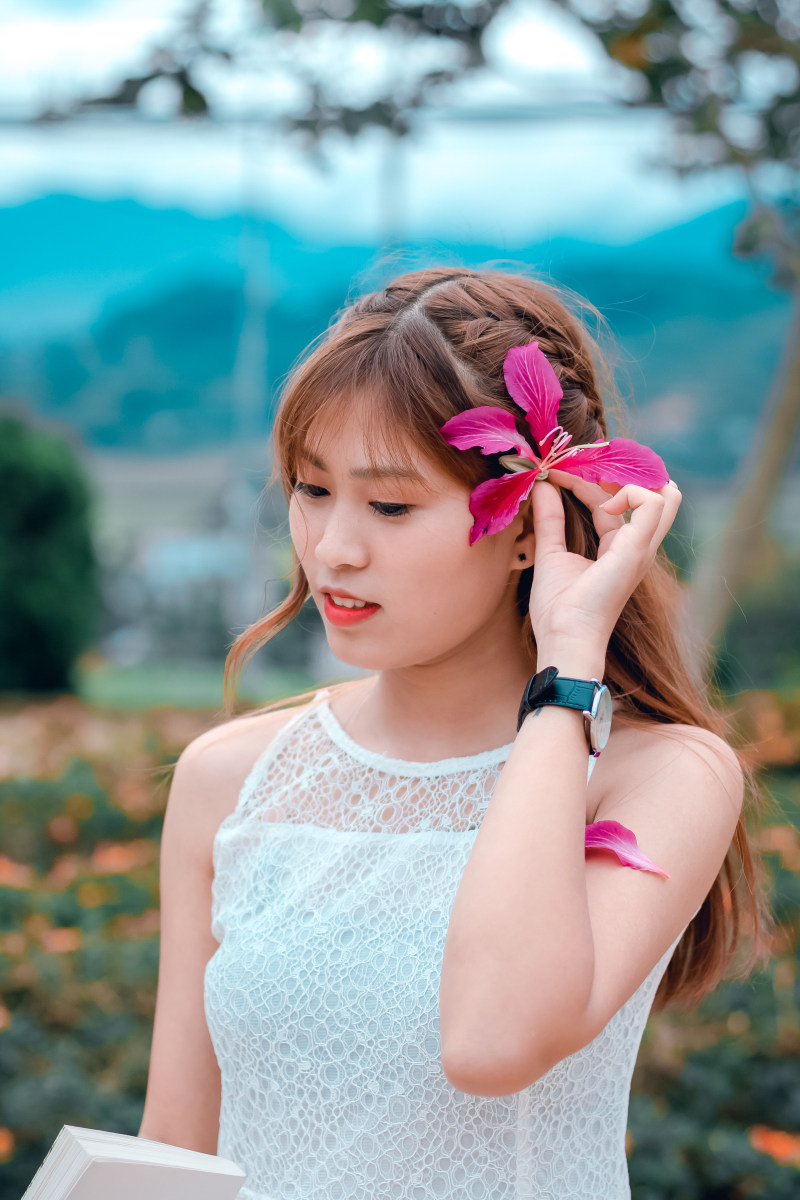 棕色头发的女人穿着白色无袖上衣的散景摄影Brown Haired Woman in White Sleeveless Top in Bokeh Photography|Beautiful,daytime,facial expression,Fashion,Flower,girl,hairstyle,outdoors,person,pretty,wear,woman,wrist watch,Young,人,发型,女人,女孩,年轻,户外,手表,时尚,漂亮,白天,磨损,美丽,花卉,面部表情-海量高质量免版权图片素材-设计师素材-摄影图片-mitapix-美塔图像