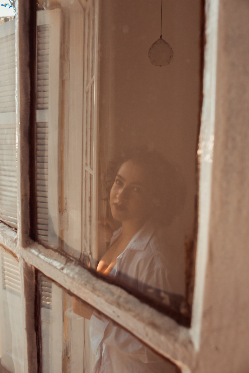 女人站在白色的木门Woman Standing Near White Wooden Door|Beautiful,facial expression,leaning,looking,pose,wear,woman,wooden,倾斜,女人,姿势,木,看,穿,美丽,面部表情-海量高质量免版权图片素材-设计师素材-摄影图片-mitapix-美塔图像