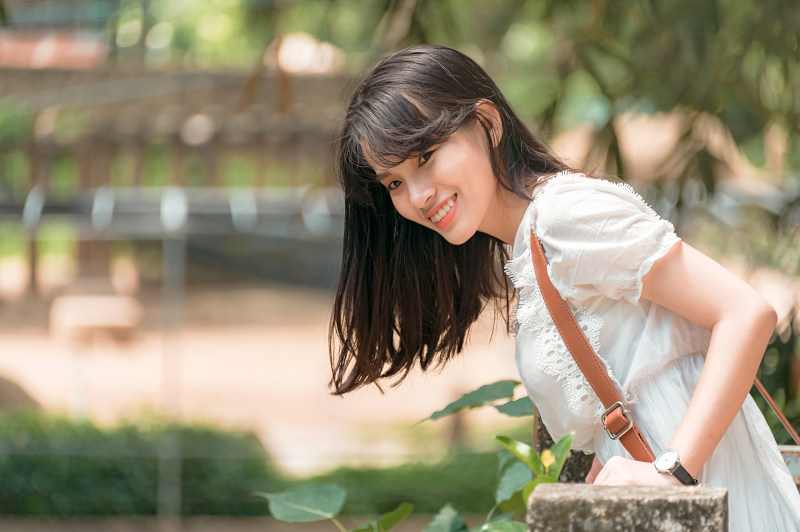 穿白色衣服的女人微笑的照片。|休闲的,女人的,女士的,女孩的,女性的,年轻的,幸福的,微笑的,快乐的,户外的,美丽的,肖像的-海量高质量免版权图片素材-设计师素材-摄影图片-mitapix-美塔图像