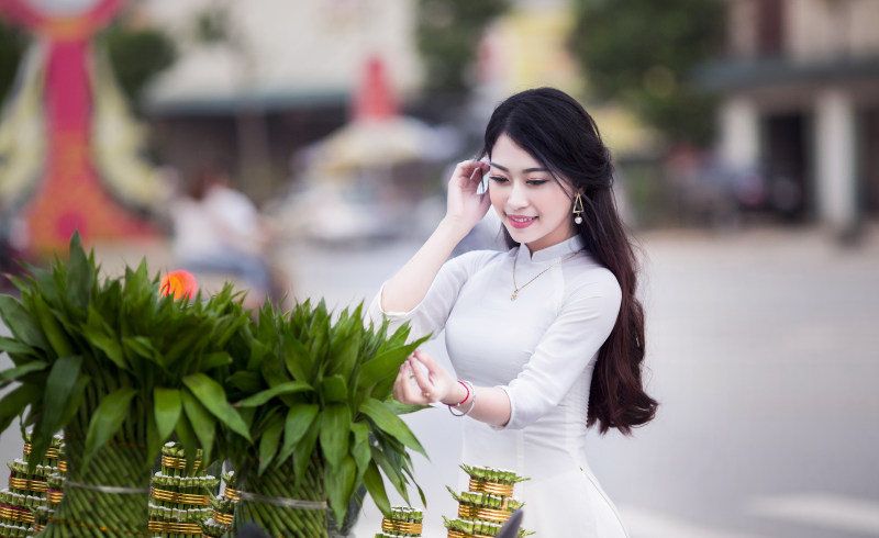 女人穿着白色长袖礼服的照片Woman Wearing White Long-sleeved Dress Photo|JustifyYourLove,人,叶子,女,女人,女孩,微笑,构成,漂亮的,穿,美丽的,长头发-海量高质量免版权图片素材-设计师素材-摄影图片-mitapix-美塔图像