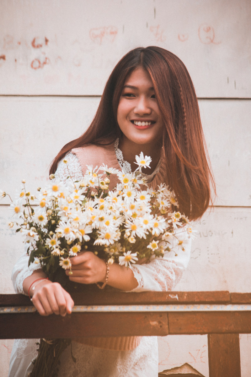 的照片微笑的女人穿着白色长袖连衣裙拿白雏菊花束Photo of Smiling Woman Wearing White Long-sleeved Dress Holding White Daisy Bouquet|beautiful flowers,beautiful woman,brunette,Happy,holding,photoshoot,posing,pretty,smiling,white daisies,woman,女人,微笑,快乐,拍摄,控股,构成,漂亮,白色的雏菊,美丽的女人,美丽的花朵,黑发-海量高质量免版权图片素材-设计师素材-摄影图片-mitapix-美塔图像