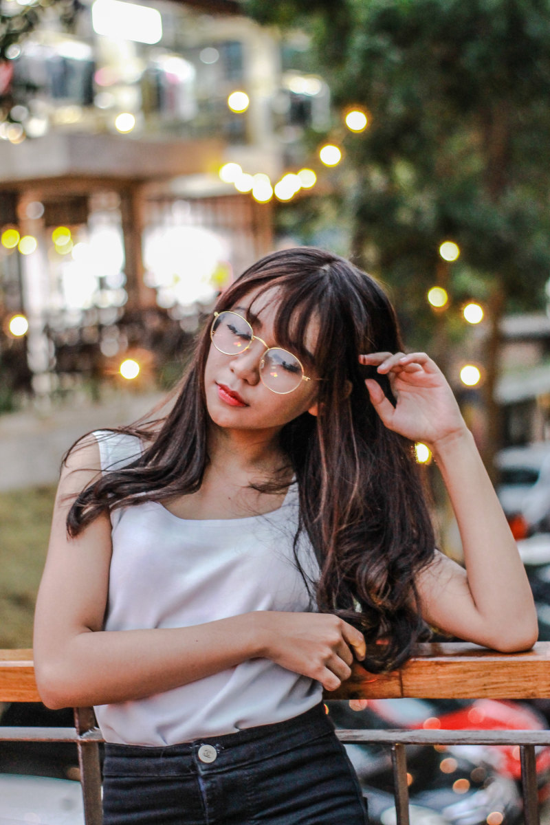 女人，靠，手，铁路，Woman Leaning on Hand Rail|beautiful woman,Blur,bokeh,brunette,depth of field,eyeglasses,eyes closed,Fashion,female,Focus,hair,hand rail,leaning,outdoors,photoshoot,posing,pretty,woman,倾斜,头发,女人,女性,户外,扶手,拍摄,散景,时尚,景深,构成,模糊,漂亮,焦点,眼镜,美丽的女人,闭着眼睛,黑发-海量高质量免版权图片素材-设计师素材-摄影图片-mitapix-美塔图像