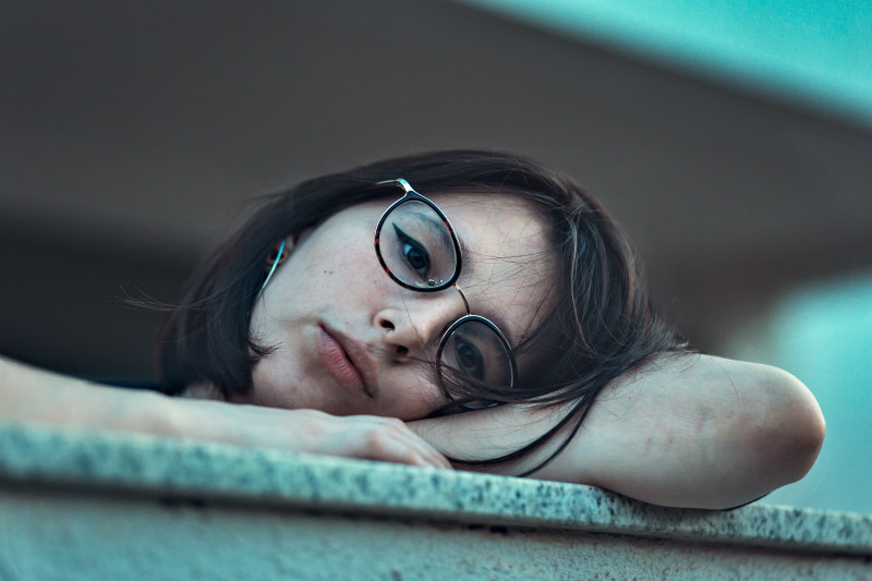 女人在镜头里休息她的头在手臂上的女人的照片Photo of Woman in Eyeglasses Resting Her Head on Arm-beautiful woman,bored,brunette,closeup,eyeglasses,face,posing,pretty,woman,女人,摆姿势,无聊,漂亮,特写镜头,眼镜,美丽的女人,脸,黑发-海量高质量免版权图片素材-设计师素材-摄影图片-mitapix-美塔图像