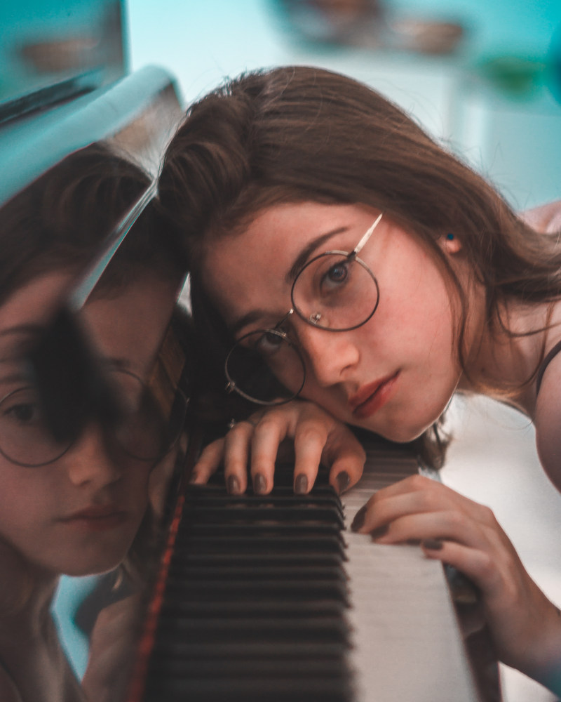 特写照片的女人休息头上大钢琴键Closeup Photo of Woman Resting Head on Grand Piano Keys|beautiful woman,brunette,closeup,eye glasses,face,head,photoshoot,piano,piano keys,posing,pretty,Reflection,woman,反射,头,女人,拍照,构成,漂亮,特写镜头,眼镜,美丽的女人,脸,钢琴,钢琴键,黑发-海量高质量免版权图片素材-设计师素材-摄影图片-mitapix-美塔图像