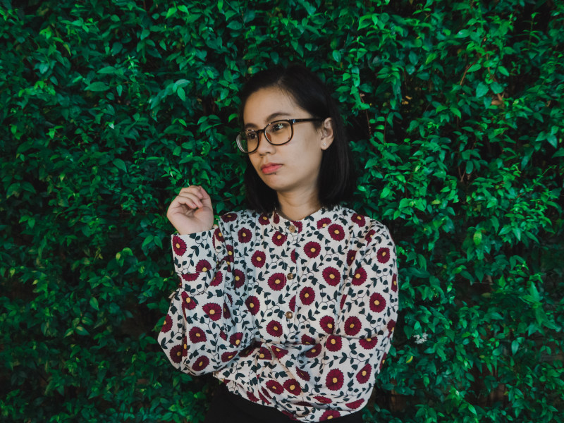 照片的女人站在前面的绿色有叶子的植物Photo of Woman Standing in Front of Green Leafed Plant|beautiful woman,brunette,dark green plants,green leaves,looking away,photoshoot,posing,pretty,standing,woman,头发,女人,漂亮,看,站着,组照片中,绿色的叶子,美丽的女人,装腔作势,黑暗的绿色植物-海量高质量免版权图片素材-设计师素材-摄影图片-mitapix-美塔图像