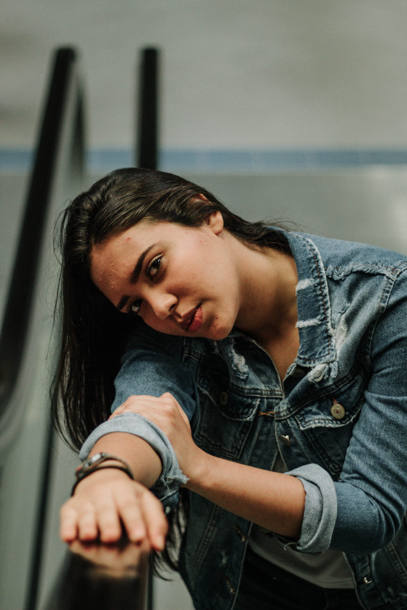 女人靠在自动扶梯栏杆上的照片Photo of Woman Leaning Head on Escalator Railing|beautiful woman,brunette,denim jacket,leaning,photoshoot,posing,pretty,woman,倾斜,女人,拍摄,构成,漂亮,牛仔夹克,美丽的女人,黑发-海量高质量免版权图片素材-设计师素材-摄影图片-mitapix-美塔图像