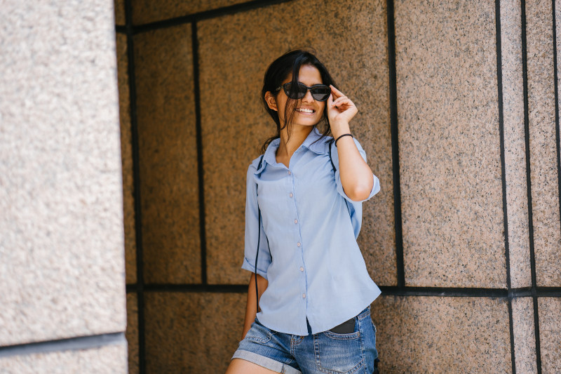 微笑的女人的照片,蓝色礼服衬衫和牛仔短裤Photo of Smiling Woman in Blue Dress Shirt and Denim Shorts|beautiful woman,brunette,Happy,pretty,smiling,sunglasses,window,woman,太阳镜,头发,女人,微笑,快乐,漂亮,窗口,美丽的女人-海量高质量免版权图片素材-设计师素材-摄影图片-mitapix-美塔图像