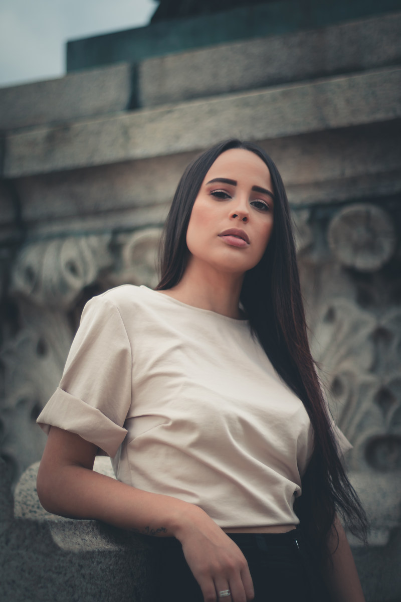 白上衣的女人摆姿势的照片Photo of Woman in White Top Posing|beautiful woman,brunette,long hair,photoshoot,posing,pretty,standing,woman,女人,拍摄,构成,漂亮,站立,美丽的女人,长长的头发,黑发-海量高质量免版权图片素材-设计师素材-摄影图片-mitapix-美塔图像