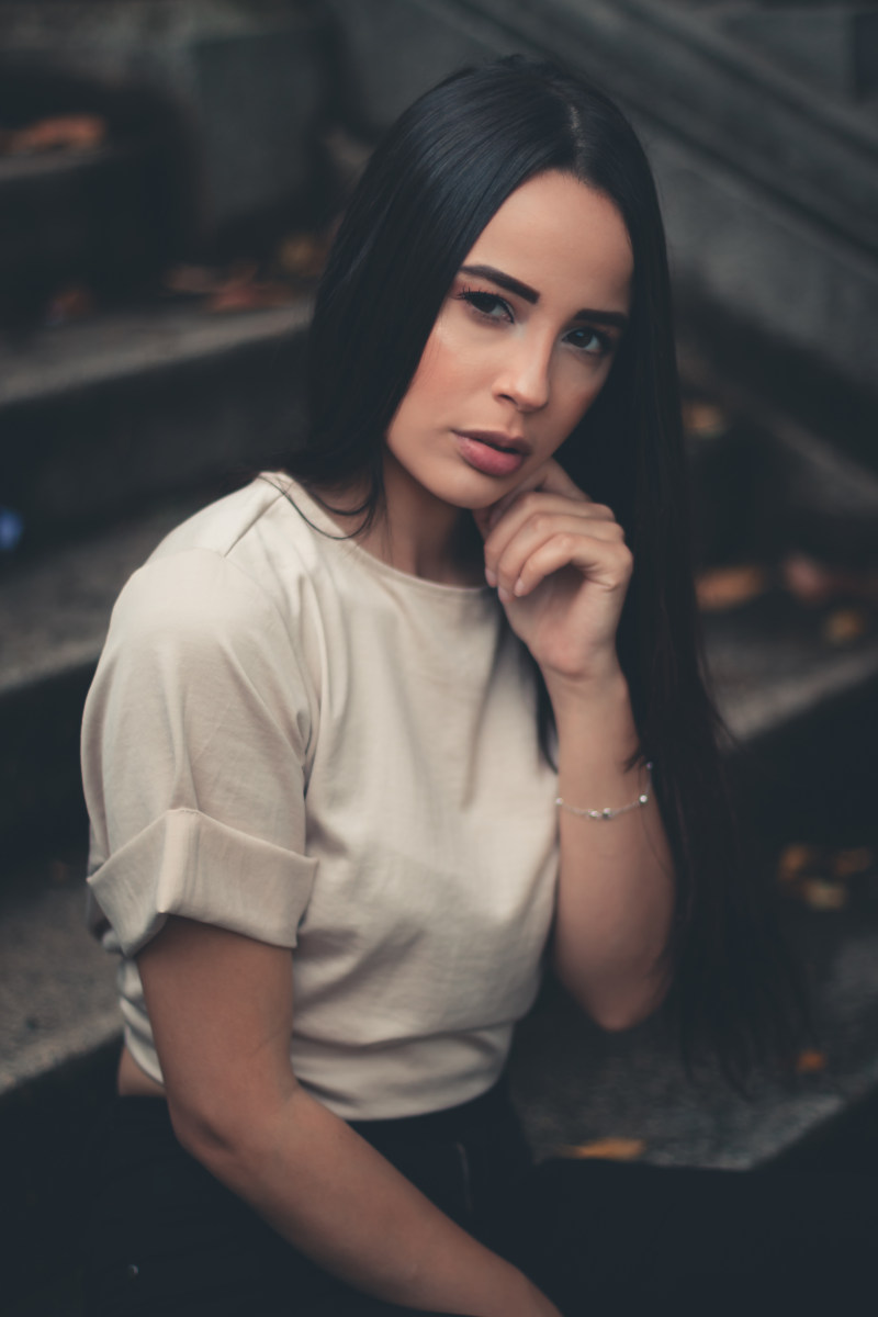 照片的女人坐在灰色的楼梯与手的脸颊Photo of Woman Sitting on Gray Stairs Posing with Hand on Cheek|beautiful woman,brunette,long hair,photoshoot,posing,pretty,sitting,stairs,woman,坐,女人,拍摄,构成,楼梯,漂亮,美丽的女人,长长的头发,黑发-海量高质量免版权图片素材-设计师素材-摄影图片-mitapix-美塔图像