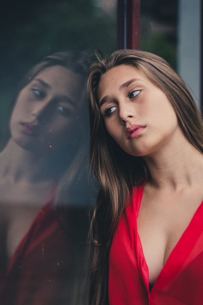 女人穿着红色V领顶部靠在玻璃墙上Woman Wearing Red Vneck Top Leaning on Glass Wall|beautiful woman,closeup,female,glass wall,leaning,looking away,mirror image,model,photoshoot,Portrait,pretty,Reflection,reflective,skin,woman,倾斜,反光,反射,女人,女性,拍摄,模型,漂亮,特写镜头,玻璃墙,皮肤,看着别处,美丽的女人,肖像,镜像-海量高质量免版权图片素材-设计师素材-摄影图片-mitapix-美塔图像