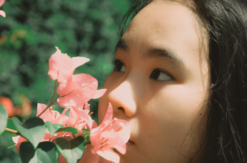 女人闻粉红色的叶子花属的花Woman Smelling Pink Bougainvillea Flower|可爱的,植物区系,漂亮的,漂亮的女人,粉红色的花朵,花,闻-海量高质量免版权图片素材-设计师素材-摄影图片-mitapix-美塔图像