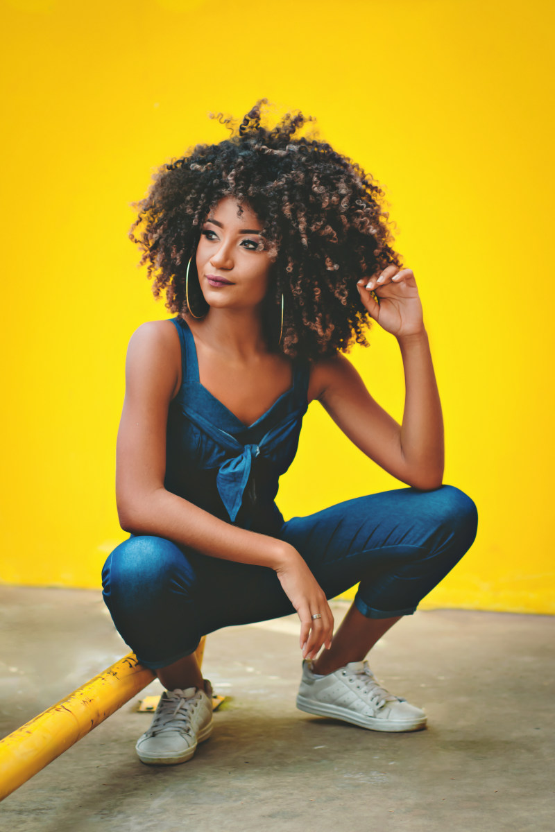 女人蹲在黄墙前摆姿势的照片Photo of Woman Squat Posing in Front of Yellow Wall|beautiful woman,looking away,photoshoot,posing,pretty,squatting,wall,woman,yellow,墙,女人,拍摄,构成,漂亮,看着别处,美丽的女人,蹲,黄色-海量高质量免版权图片素材-设计师素材-摄影图片-mitapix-美塔图像