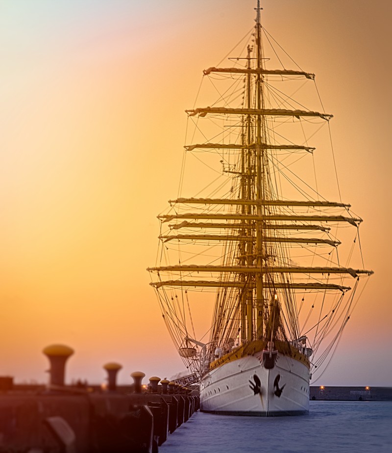 白色加仑船White Gallon Ship|beauty,boat,cruise,Daylight,fullrigged ship,harbor,harbour,mast,nautical,navigation,navy,Ocean,ocean cruise,outdoors,pier,port,sail,sailboat,sailing ships,Sea,ship,Sky,sunset,tourism,transportation system,Travel,Water,watercraft,全装船,天空,导航,巡航,帆,帆船,户外,旅游,旅行,日光,日落,桅杆,水,海,海军,海洋,海洋巡航,港口,码头,美,航海,船,船只,船舶,运输系统-海量高质量免版权图片素材-设计师素材-摄影图片-mitapix-美塔图像