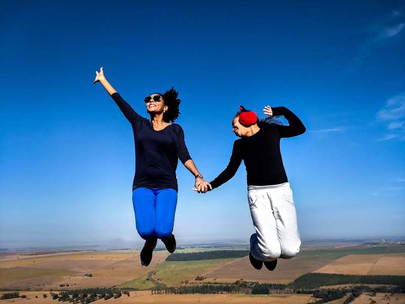 两个女人跳Two Women Jumping|beauty,casual,couple,Daylight,daytime,eyes,faces,facial expression,Fashion,fashionable,female,fun,girls,hair,hairstyle,Happy,human,jumping,ladies,lips,looking,outdoors,People,pose,skin,smiling,together,wear,women,Young,young girls,young people,乐趣,人们,人类,休闲,发型,嘴唇,在一起,夏时制,夫妇,头发,女士们,女孩,女性,妇女,年轻,年轻人,年轻女孩,微笑,快乐,户外,时尚,构成,查找,白天,皮肤,眼睛,穿,美容,跳跃,面孔,面部表情-海量高质量免版权图片素材-设计师素材-摄影图片-mitapix-美塔图像