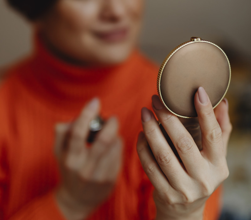 女人拿着圆的棕色粉饼Woman Holding Round Brown Pressed Powder Case|beauty,compact mirror,Compact Powder,cosmetics,face,getting ready,holding,pressed powder,selective focus,woman,准备,化妆品,女人,持有,粉饼,紧凑的镜子,紧凑粉末,美容,脸,选择性焦点-海量高质量免版权图片素材-设计师素材-摄影图片-mitapix-美塔图像