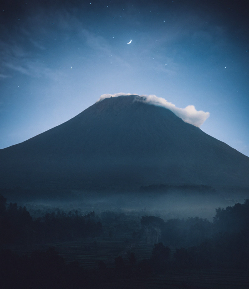 与雾山的轮廓Silhouette of Mountain With Mist on Top-在户外,大自然,山,星星,晚上,景观,月亮,有雾的,森林,火山,自然,自然美,蓝色的天空,雄伟的,雾,黎明-海量高质量免版权图片素材-设计师素材-摄影图片-mitapix-美塔图像