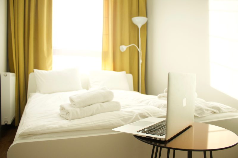 Macbook Air在棕色木桌附近床Macbook Air on Brown Wooden Table Near Bed|bed,bedroom,comfort,Contemporary,curtains,cushion,Decoration,Design,floor,furnitures,indoors,inside,interior,interior design,lamp,laptop,Light,Modern,pillows,room,table,towels,window,光,卧室,地板,垫,室内,室内设计,家具,床,当代,房间,枕头,毛巾,灯,现代,窗口,窗帘,笔记本电脑,舒适,表,装饰,设计-海量高质量免版权图片素材-设计师素材-摄影图片-mitapix-美塔图像