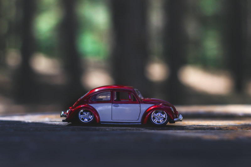 红色和灰色的汽车玩具Red and Gray Car Toy|beetle,Car,macro photography,miniature toy,old car,pavement,Toy,toy car,Vehicle,volkswagen,Volkswagen Beetle,vw beetle,大众汽车,大众甲壳虫,宏观摄影,微型玩具,旧车,汽车,玩具,玩具车,甲虫,路面,车辆-海量高质量免版权图片素材-设计师素材-摄影图片-mitapix-美塔图像